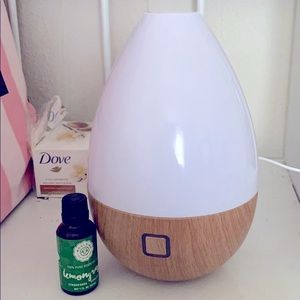 An aromatherapy diffuser with 100% lemongrass oil.